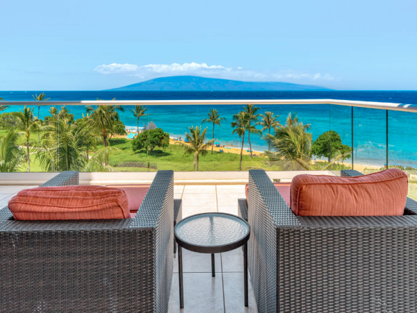 Gorgeous 6-Bedroom Retreat in Maui with Amazing Views